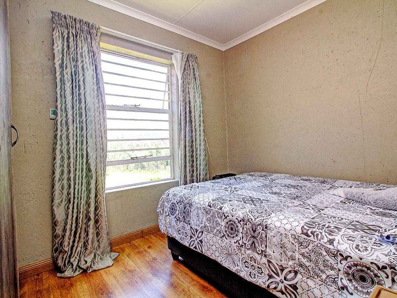 Prime Location: Chic Apartment with En-Suite & Outdoor Braai! - Photo 10
