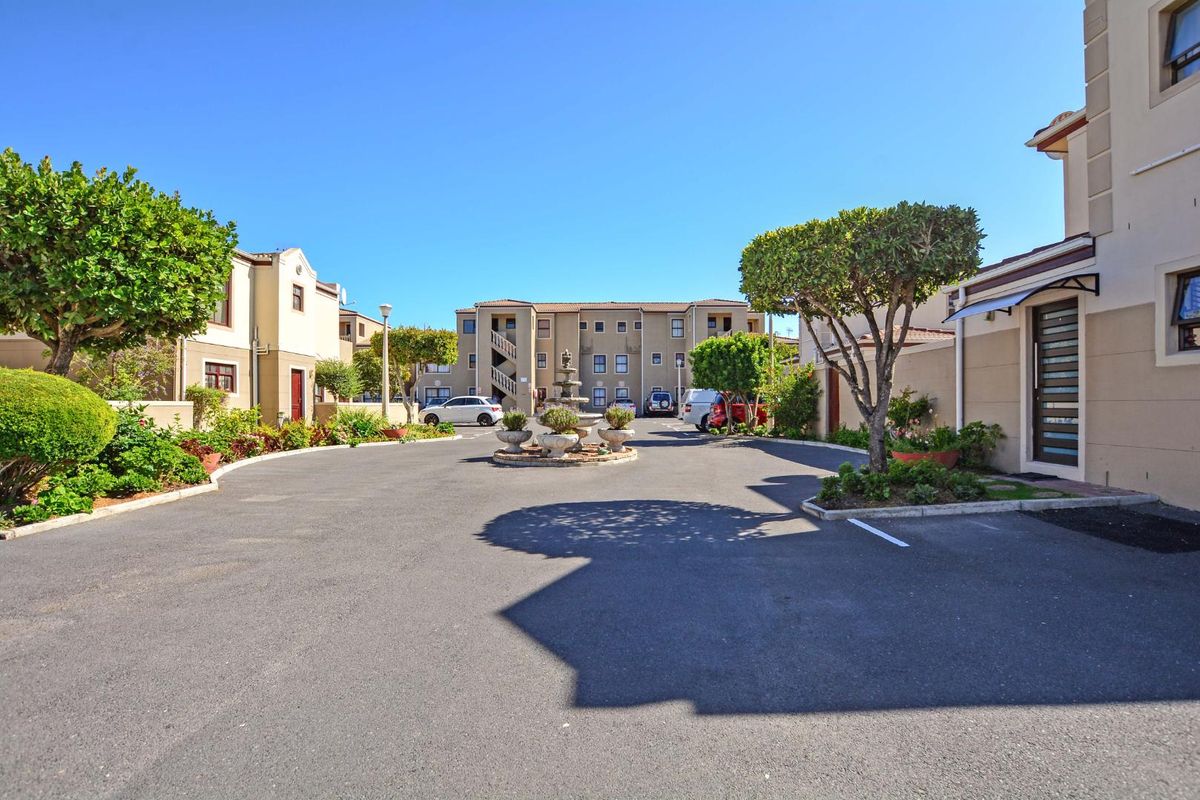 Comfortable Living in Secure Villa Rustica - Photo 2