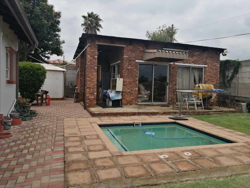 Family home with 2 x one bedroom flats - Photo 4