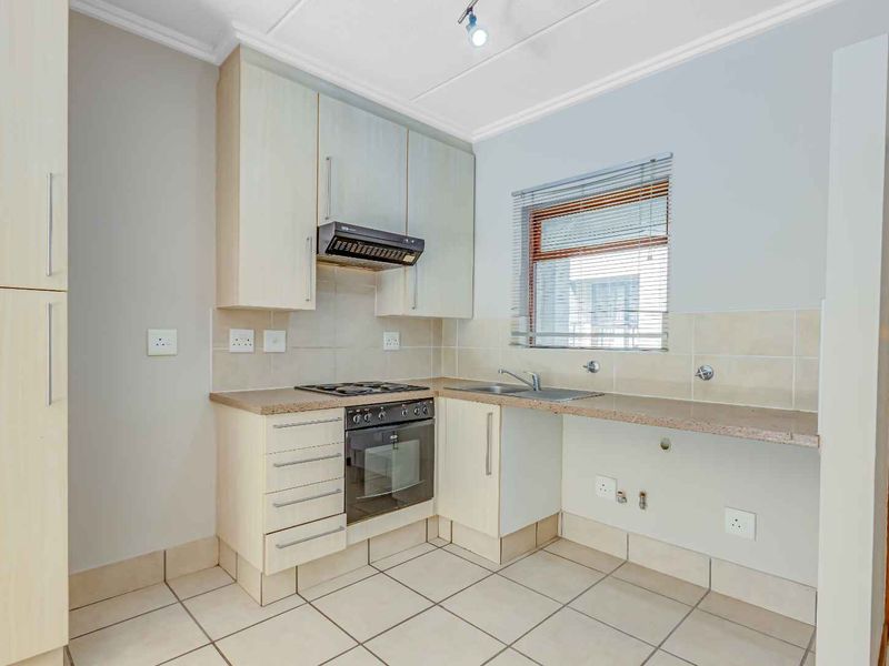 Charming 1 Bedroom Apartment in Secure Complex - Photo 3