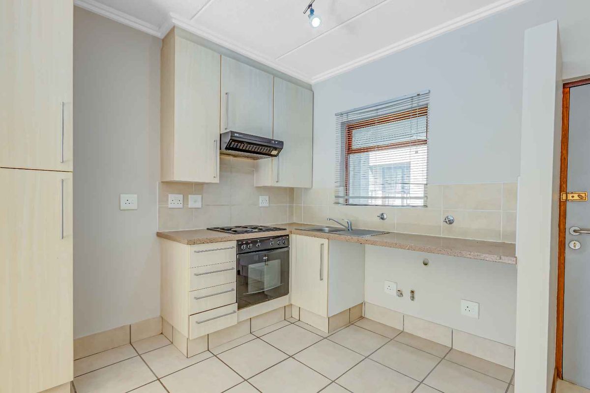 Charming 1 Bedroom Apartment in Secure Complex - Photo 3