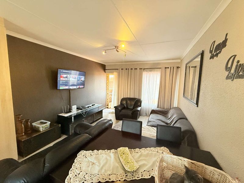 Contemporary 3-Bedroom Upstairs Unit Available in Villa Vista - Photo 6