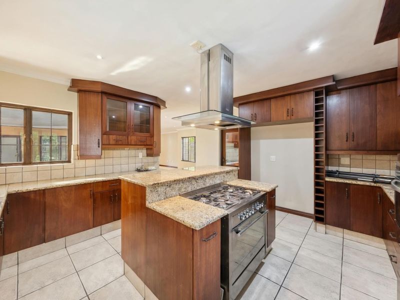 Waterkloof Golf Estate Gem – 4 Beds, Pool, Golf Course Views & Pure Elegance - Photo 7