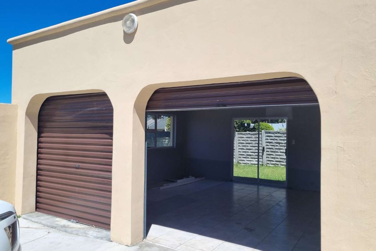 Spacious Family Home in Prime Location Beacon Bay - Photo 3