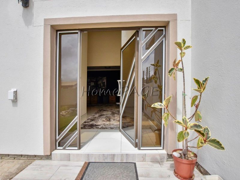 Ext 15, Swakopmund:  Spacious, upmarket, 4 Bedr Double Storey - Photo 3