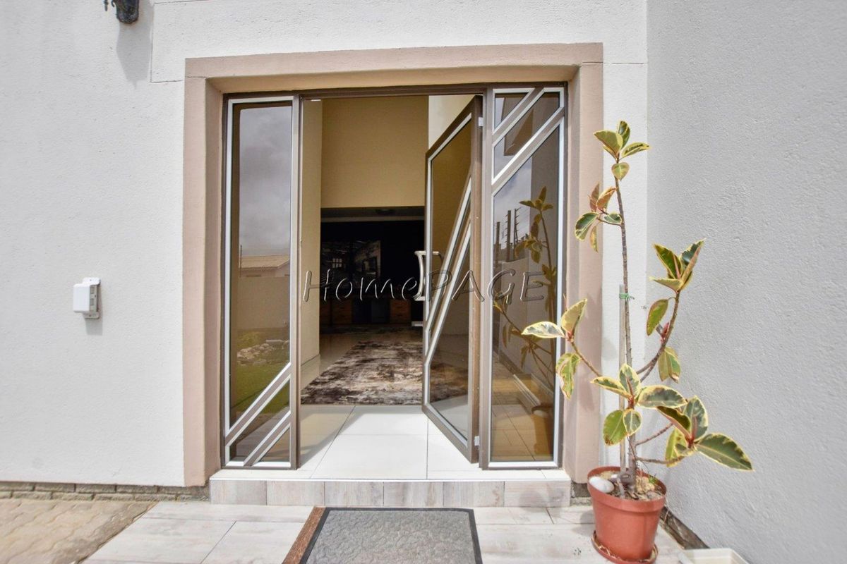 Ext 15, Swakopmund:  Spacious, upmarket, 4 Bedr Double Storey - Photo 3