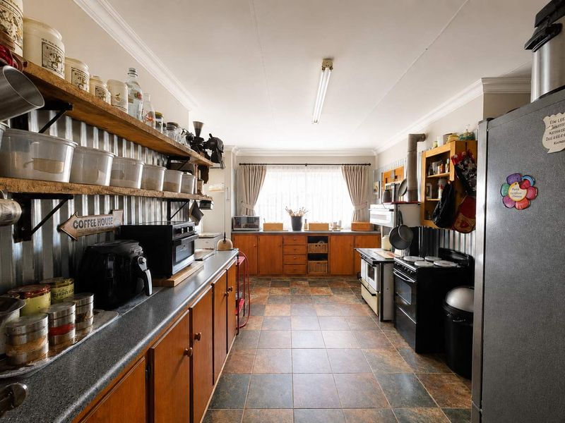 Spacious 4-Bedroom Haven Awaits in Ladybrand! - Photo 6