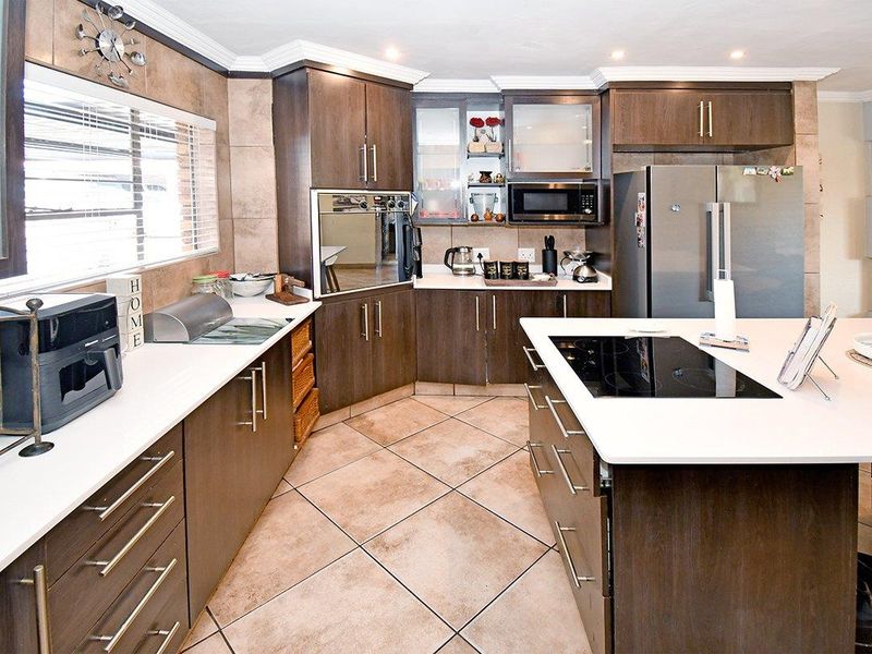 Beautiful Family Home in Secure Complex - Photo 6