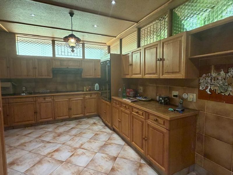 Old world charm with a tranquil garden and a 270 degree view of Klein Windhoek– Available for Rent - Photo 8