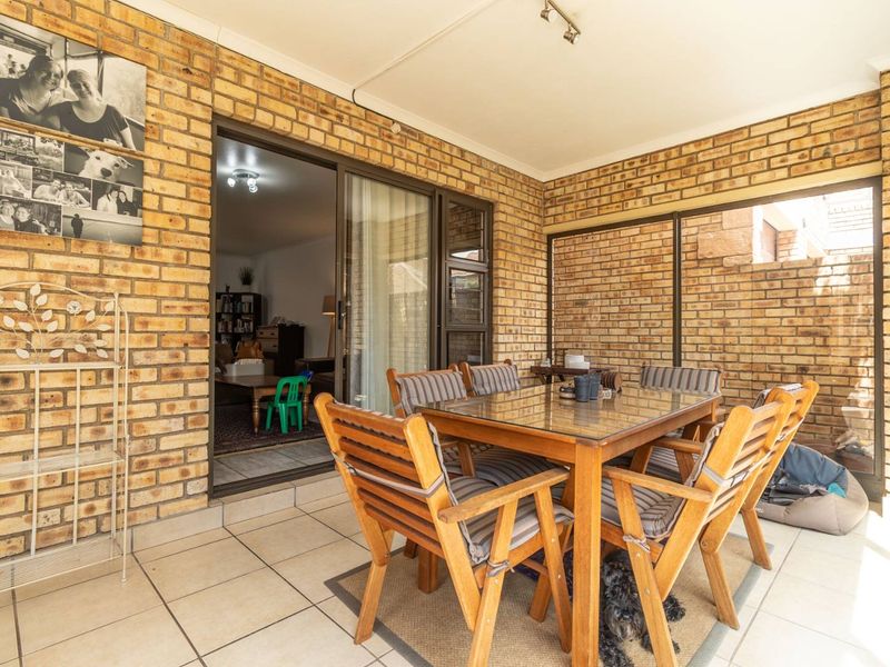 Spacious 3-Bedroom Home in Prime Honeydew Manor Location - Photo 10