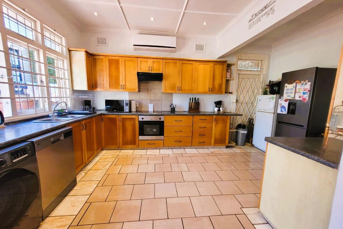 Spacious, Well-Priced 3-Bed, 2-Bath Family Home in Prime Glenwood  Charming, Secure Cul-de-Sac Setting - Photo 5