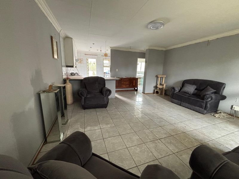 2 Bedroom 1 Bathroom Townhouse For sale in Mayfield Park - Photo 5