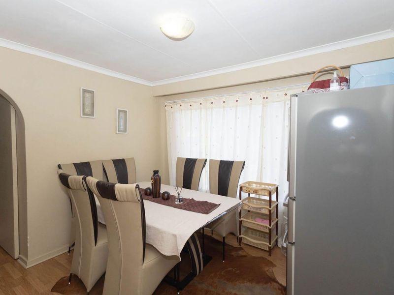 Spacious 3-Bedroom Home with Private Pool & Expansive Yard - Photo 9