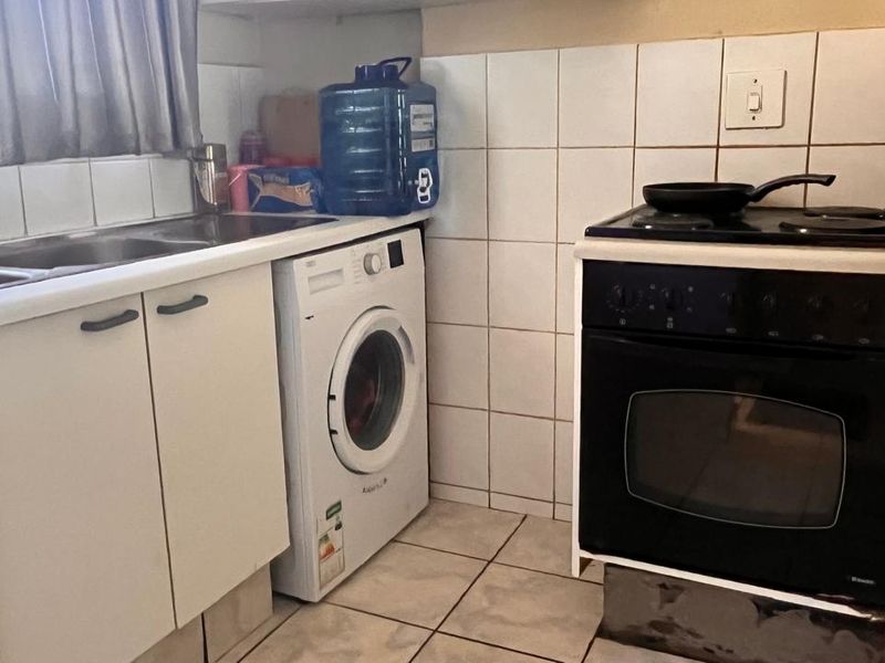 Investors and Small Families - Lovely GroundFloor Unit - Photo 4