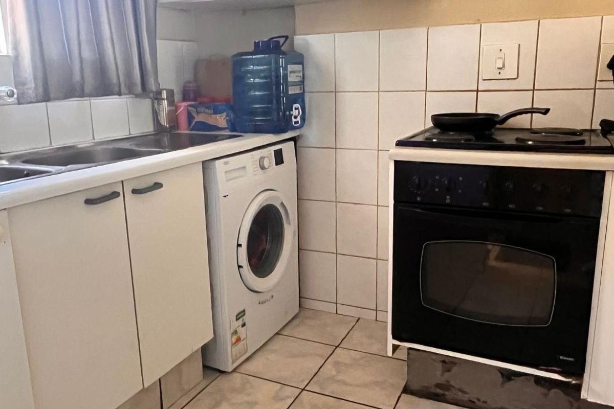 Investors and Small Families - Lovely GroundFloor Unit - Photo 4