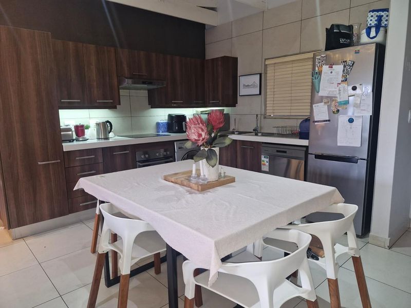 Top floor immaculate 2 Bedroom Apartment - Photo 5