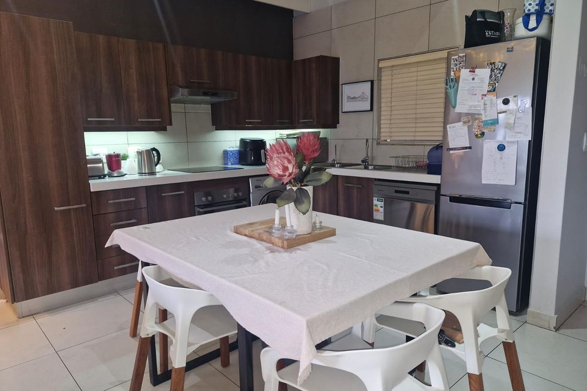 Top floor immaculate 2 Bedroom Apartment - Photo 5