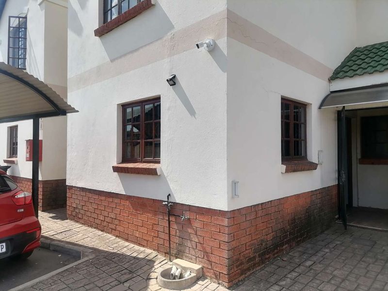**Charming 2-Bedroom Townhouse with Modern Amenities** - Photo 2