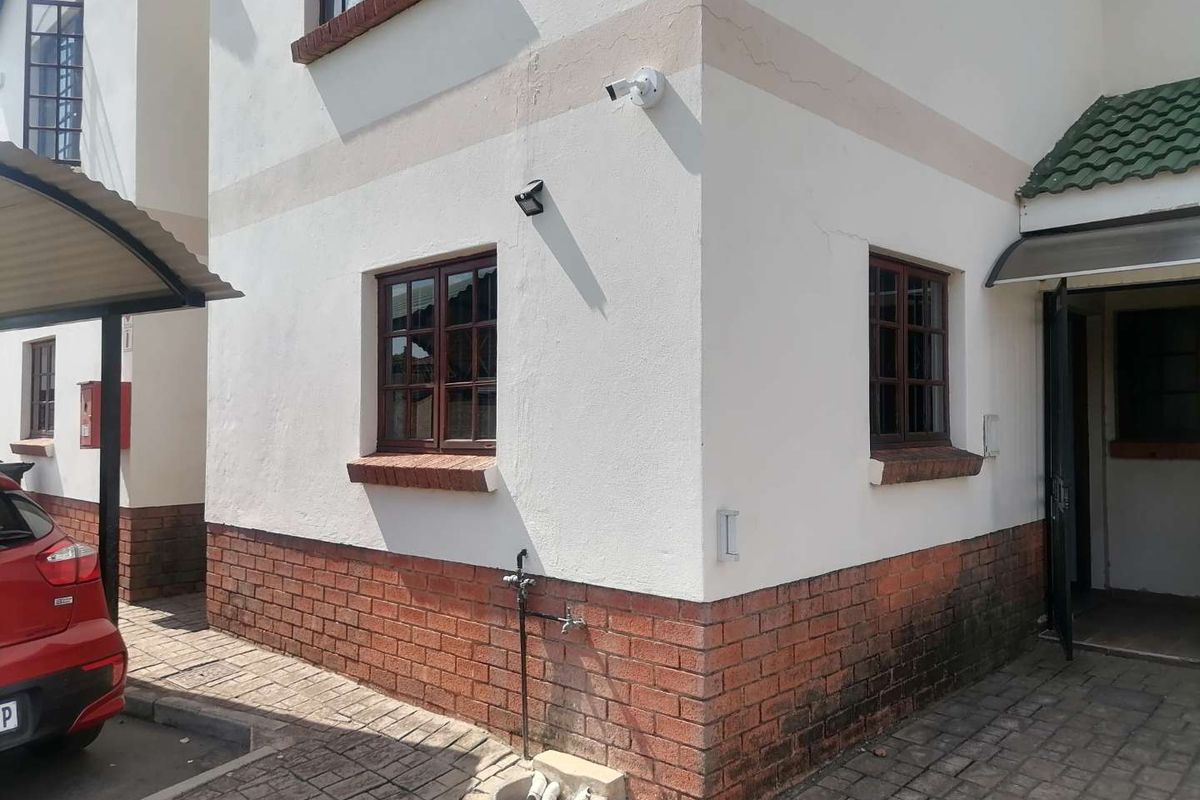 **Charming 2-Bedroom Townhouse with Modern Amenities** - Photo 2