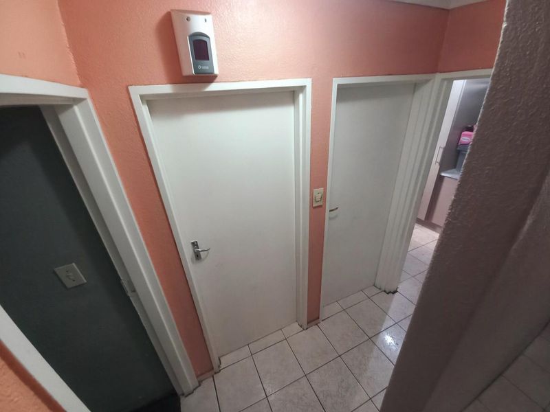 Three bedrooms house for sale in Atteridgeville - Photo 10