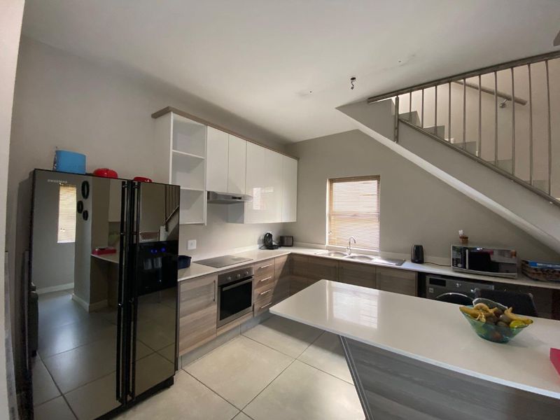 Spacious 3-Bedroom, 2-Bathroom Home with Double Garage and Private Garden - Photo 7