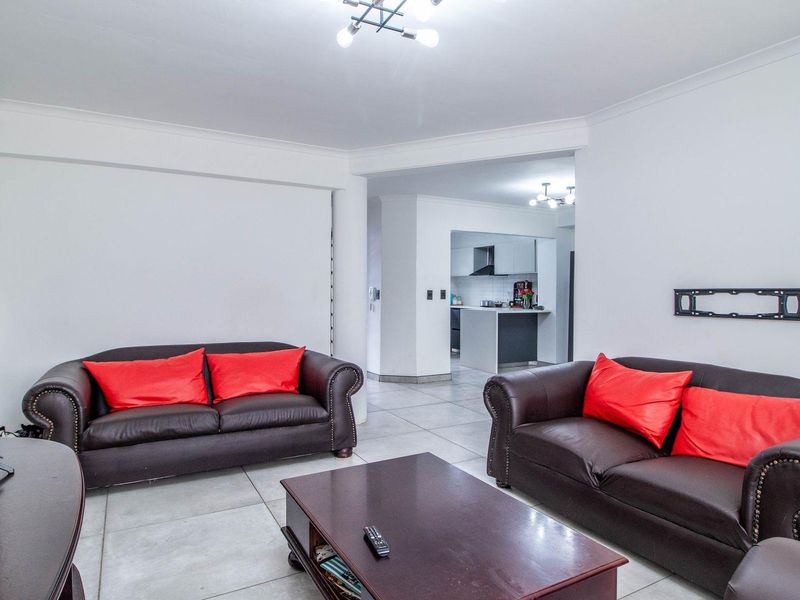 Beautiful Duplex townhouse in Lakefield Benoni - Photo 10