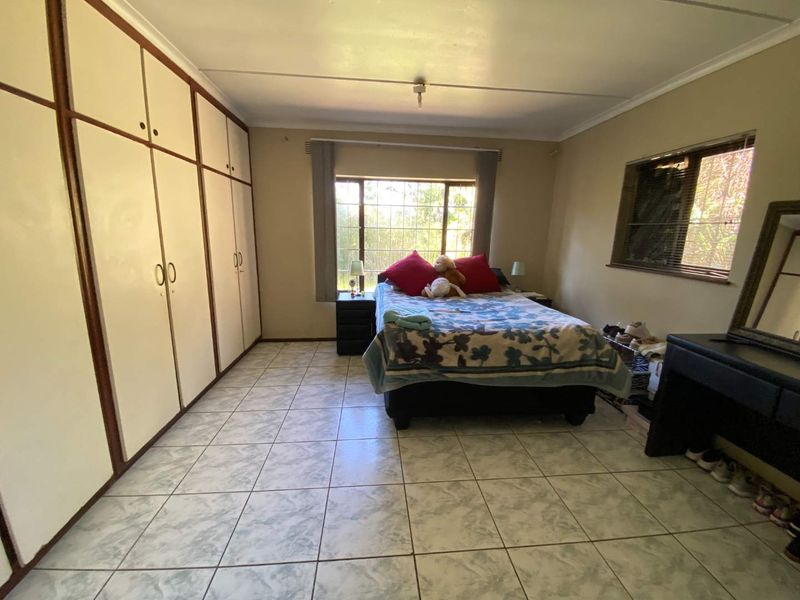 Convenience at Your Doorstep: Centrally Located 3BR House with Pool - Photo 7
