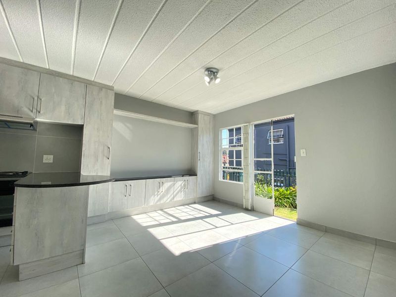 Beautifully Renovated Ground Floor Unit - Photo 5