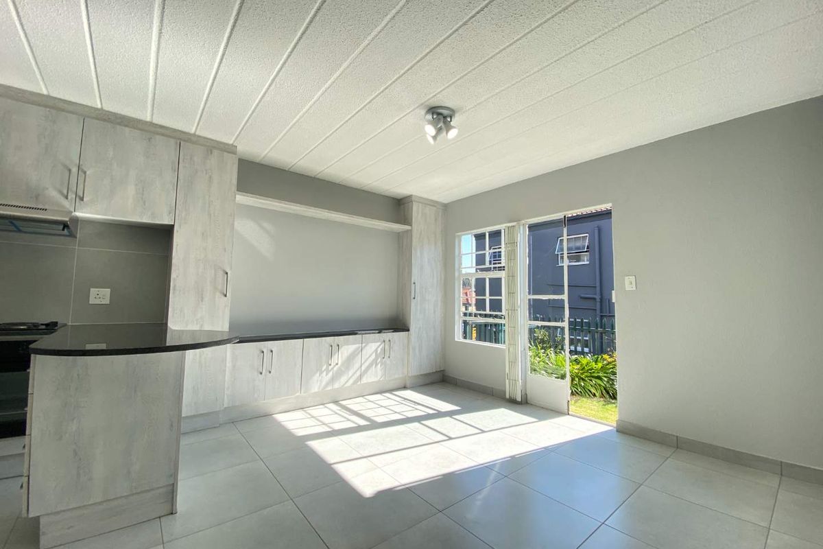 Beautifully Renovated Ground Floor Unit - Photo 5