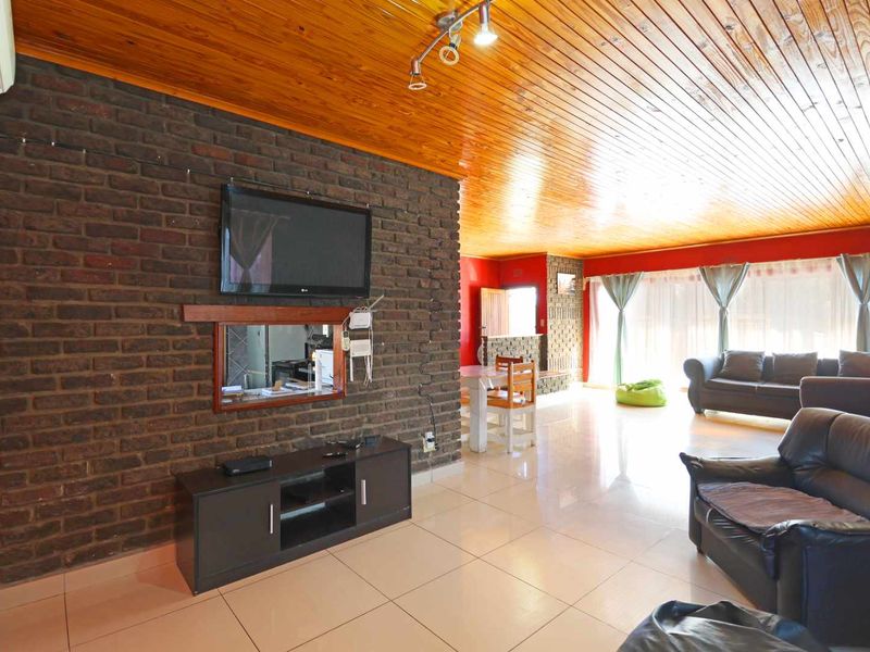 Cozy home with beautiful Entertainment features - Photo 9