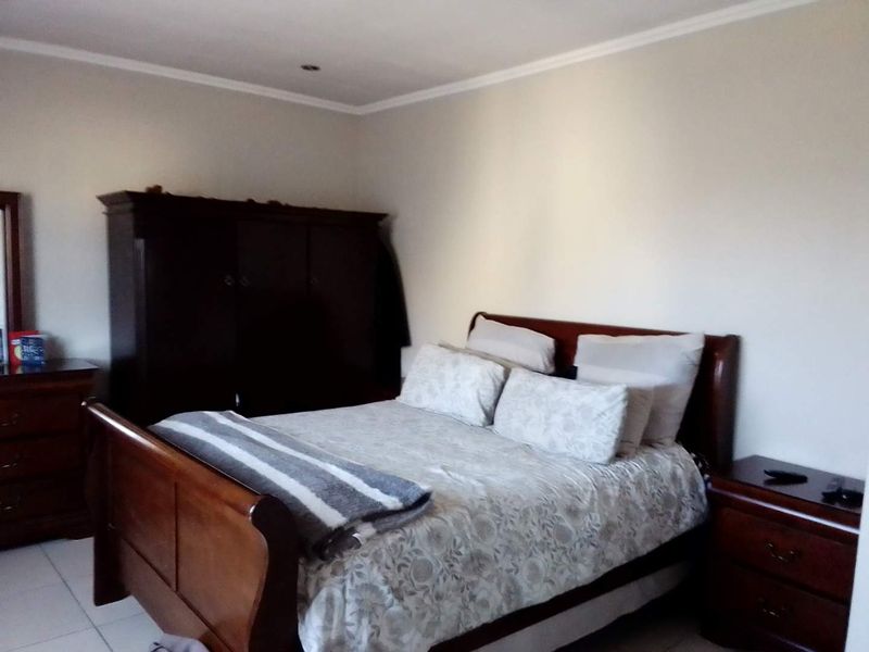 Modern 3 Bedroom Family Home in a Secure Enclosed Area - Photo 9