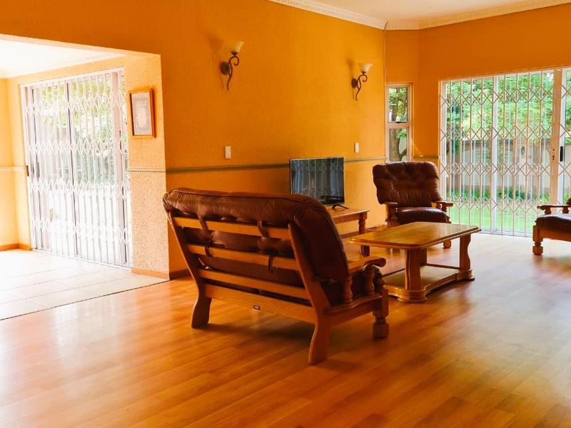 Grand Family Retreat, Bordering Waverley - Photo 7