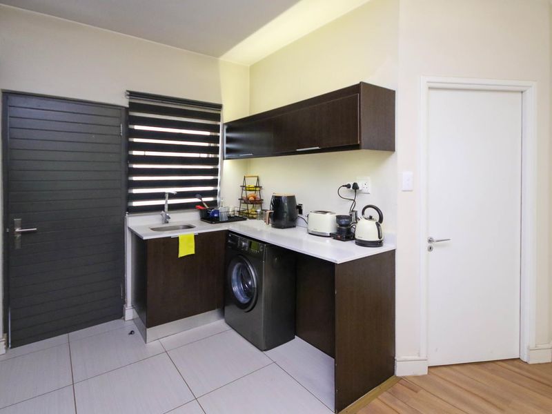 2 bedroom 1 bath Apartment in Rivonia - Photo 6