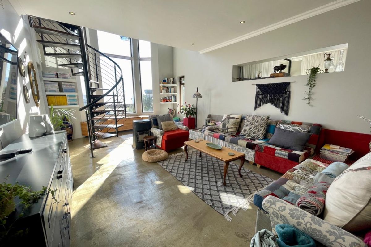 Beautiful 4 Bedroom Coastal Home in Sought-after Linkside, Mossel Bay - Photo 3