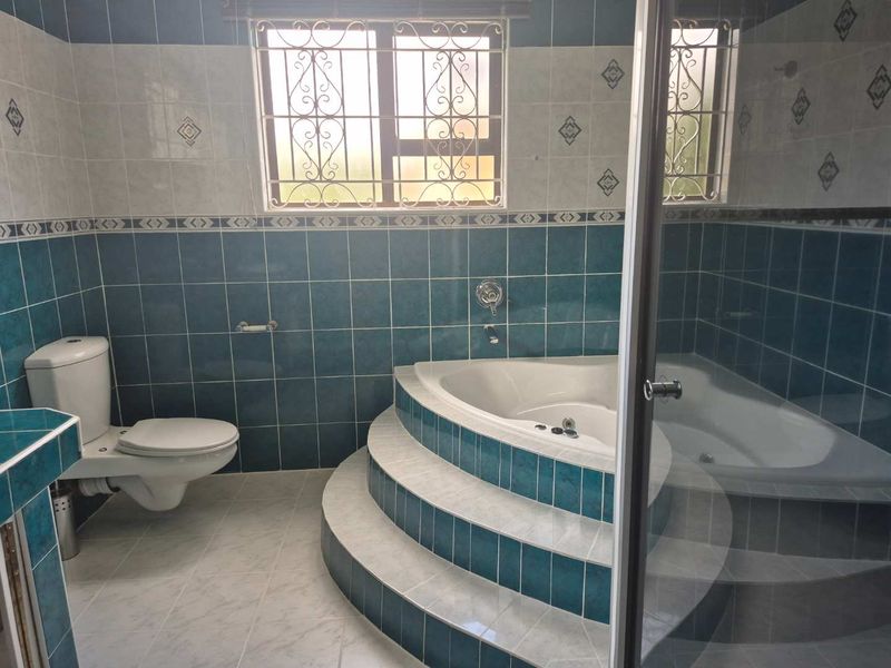 Large  family home,  ideal for large extended family - Photo 2