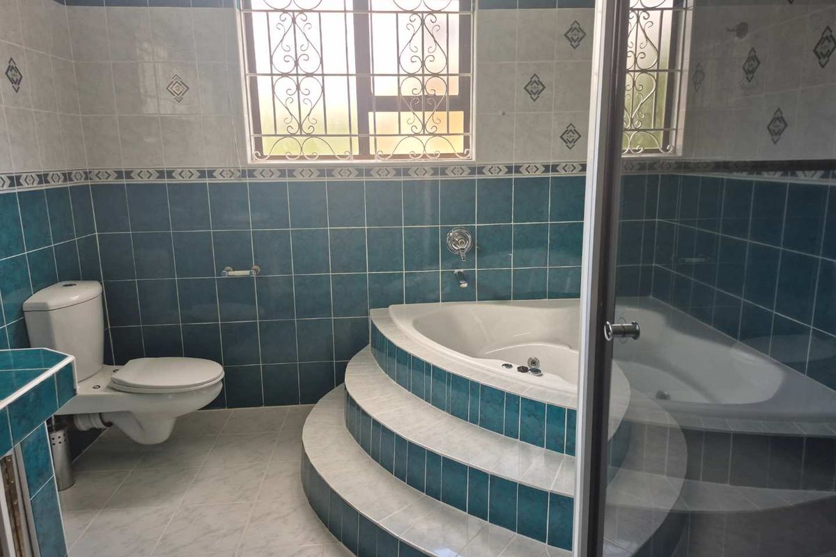 Large  family home,  ideal for large extended family - Photo 2