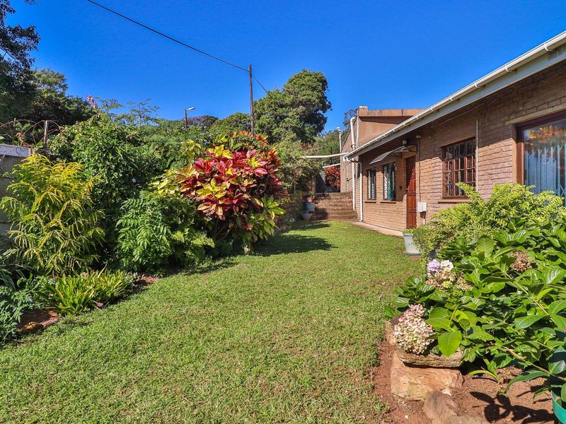 Charming 3 Bedroom Beachside Home & 1 Cottage & 1 Incomplete Cottage in Widenham, Umkomaas - Photo 2