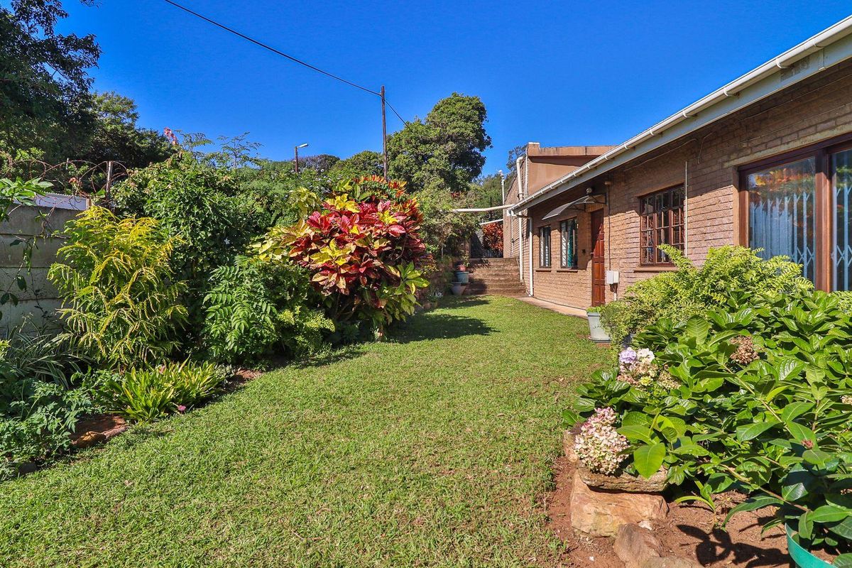 Charming 3 Bedroom Beachside Home & 1 Cottage & 1 Incomplete Cottage in Widenham, Umkomaas - Photo 2