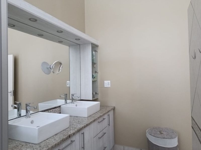 3 Bedroom Townhouse For Sale in Olympia - Photo 8