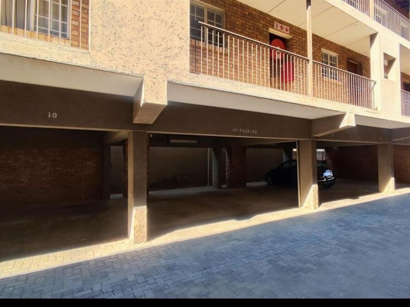 ** Charming 2-Bedroom Apartment with Modern Amenities** - Photo 2