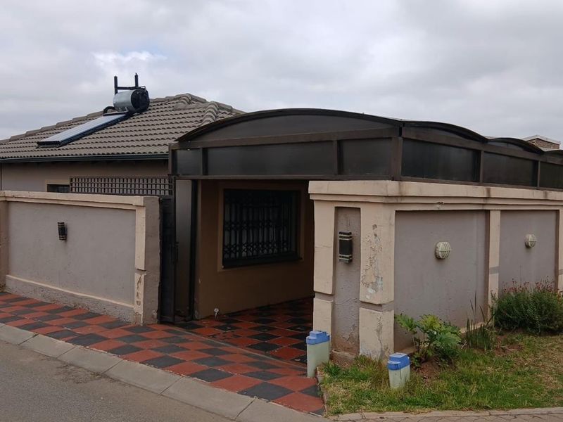 Clayville R 950 000 A lovely family Home - Photo 2