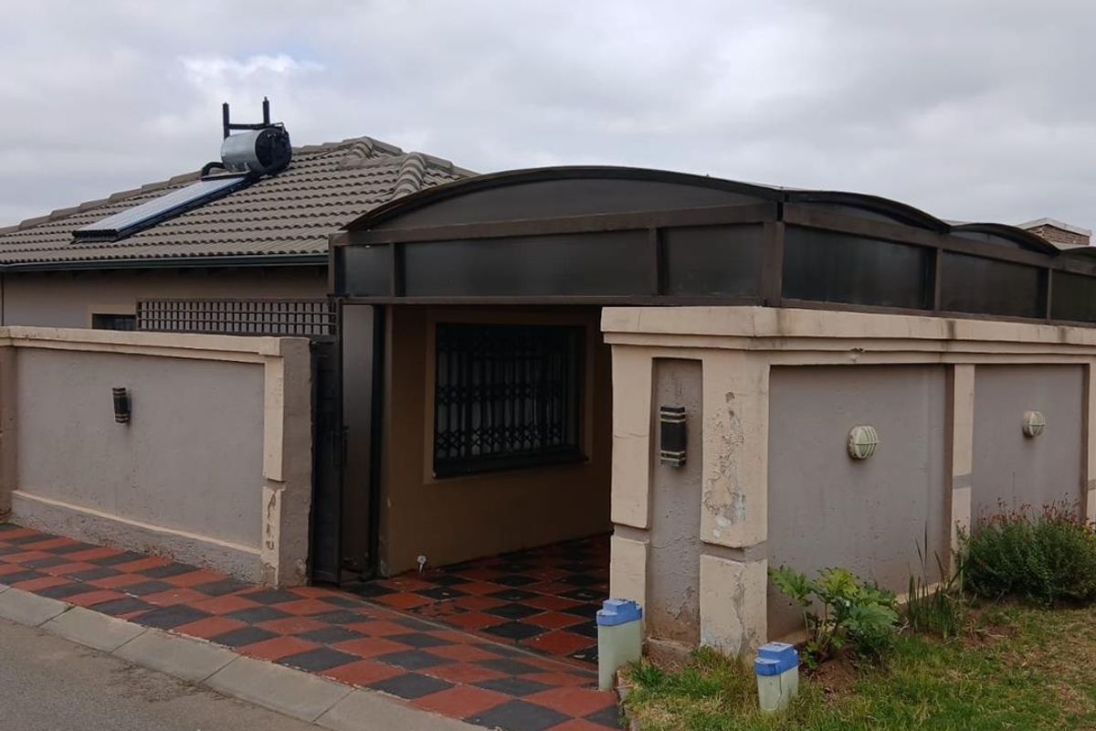 Clayville R 950 000 A lovely family Home - Photo 2