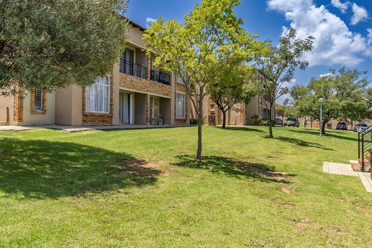 Well Priced Ground Floor Unit - Photo 2