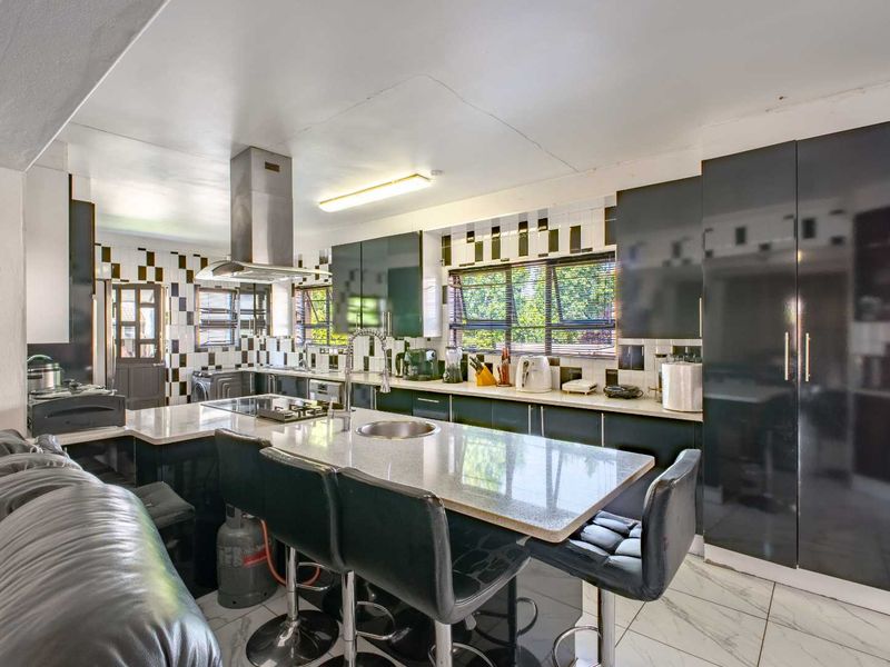 A 4 Bedroom Family Home for Sale in  Stone Ridge Country Estate - Photo 4