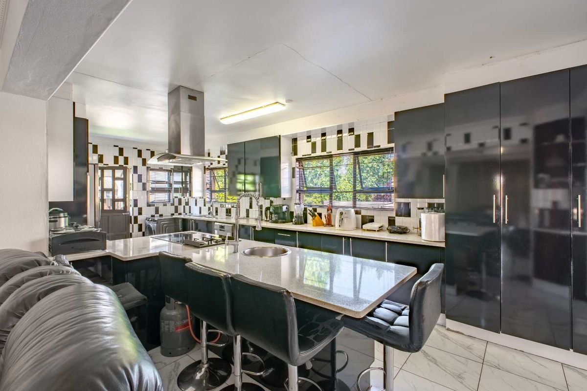 A 4 Bedroom Family Home for Sale in  Stone Ridge Country Estate - Photo 4