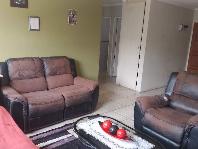 THREE BEDROOM TOWNHOUSE FOR SALE IN RAVENSWOOD - Photo 4