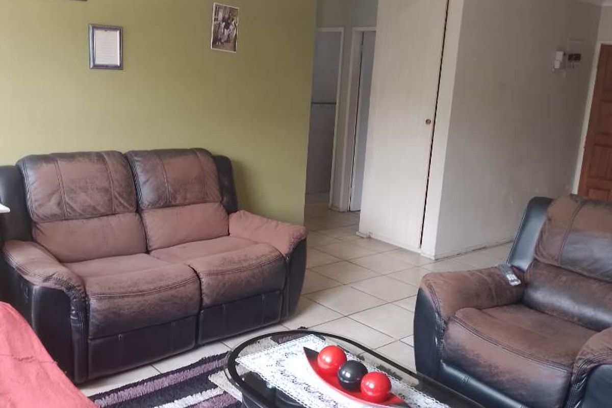 THREE BEDROOM TOWNHOUSE FOR SALE IN RAVENSWOOD - Photo 4