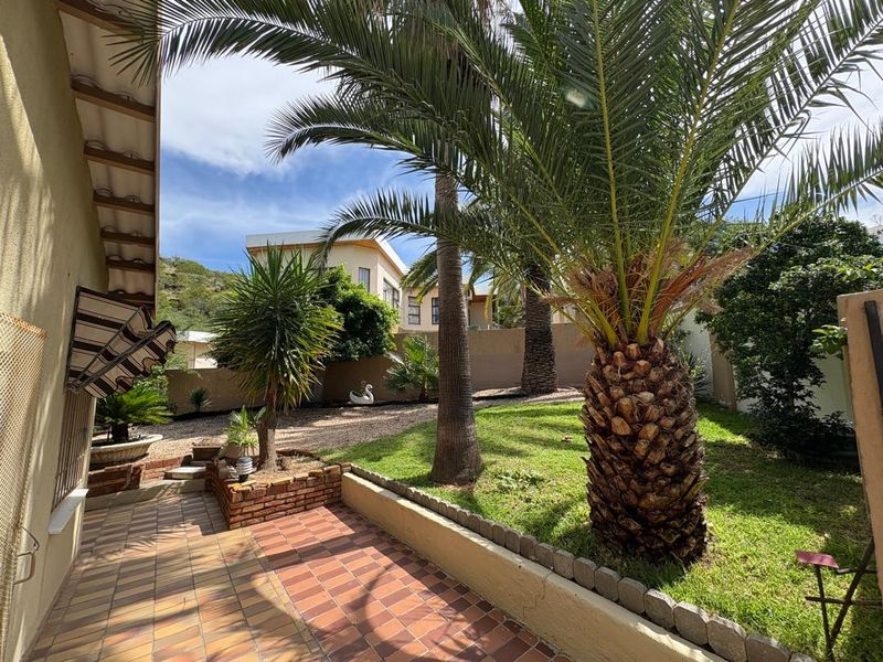 Large Plot - House - Plus Flat - Space - Garden & Pool - Photo 1