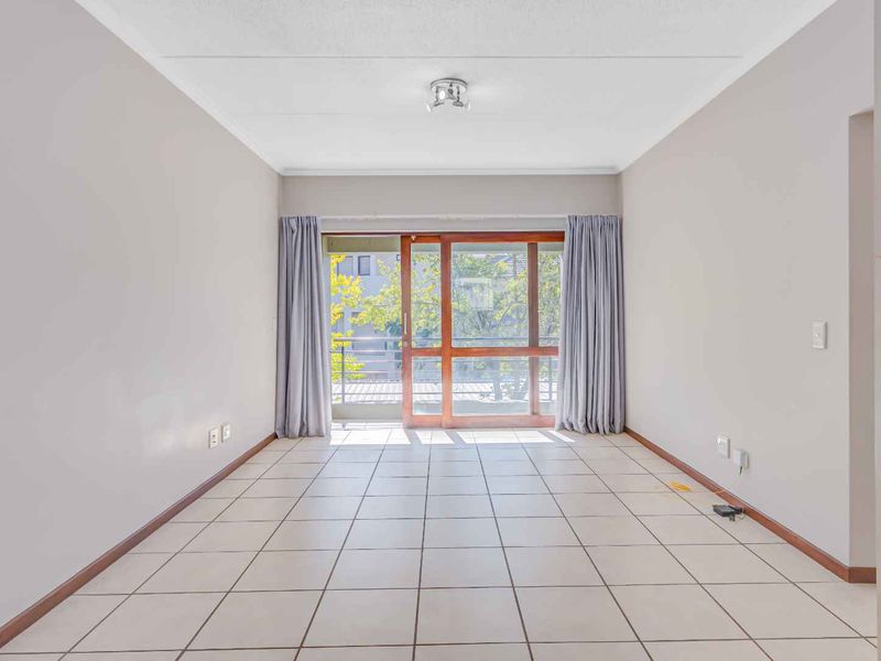 Charming 1 Bedroom Apartment in Secure Complex - Photo 4