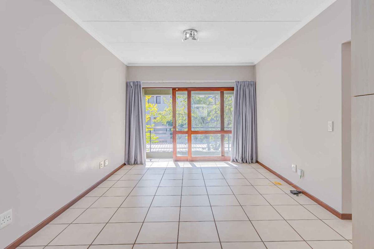 Charming 1 Bedroom Apartment in Secure Complex - Photo 4